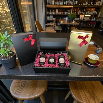Fekete, exkluzív díszdoboz mágneszárral: 2*50 ízesített kávé ( rumos gesztenye, csokoládés málna) + 50g 100% Arabica szemes kávé