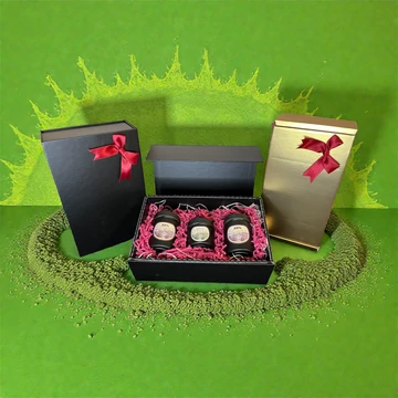 Fekete, exkluzív díszdoboz mágneszárral: 2*50 ízesített szemes kávé ( rumos gesztenye, csokoládés málna) +40g matcha tea–